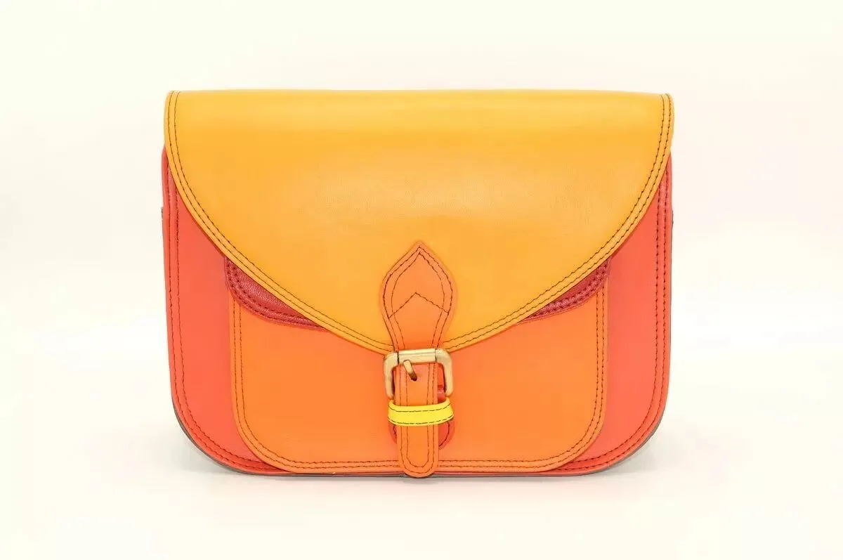 Besace rectangulaire en cuir orangé vif