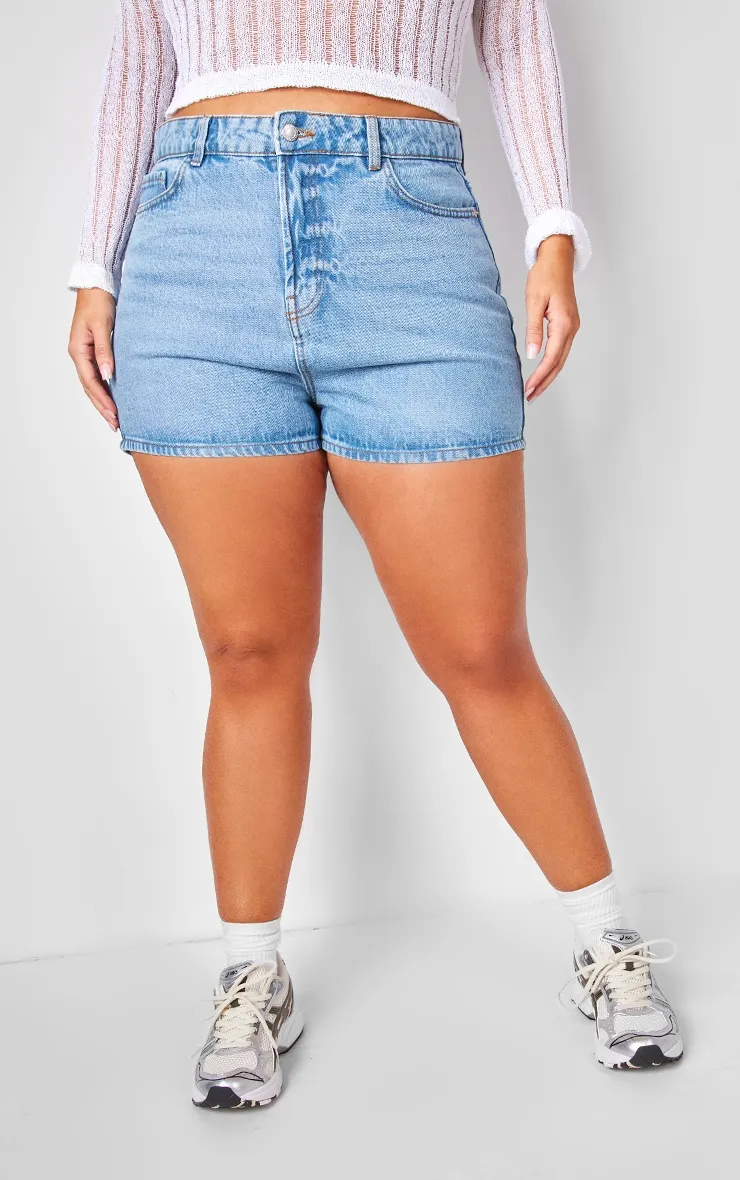 PRETTYLITTLETHING Plus Short basique en jean délavage bleu moyen